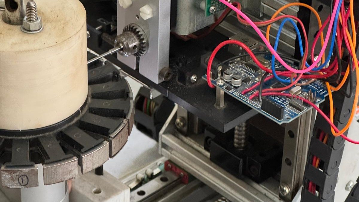 The BLDC motor winding machine winding a stator